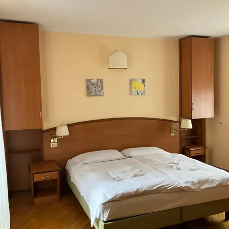 Saini With Air Conditioning Готель 3*