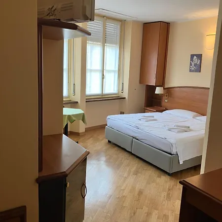 Готель Saini With Air Conditioning Стреза