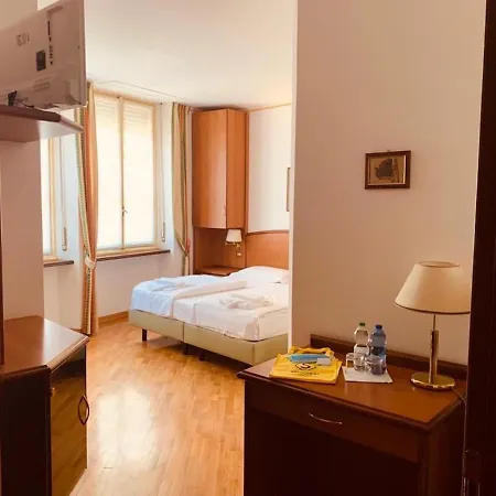 Готель Saini With Air Conditioning Стреза